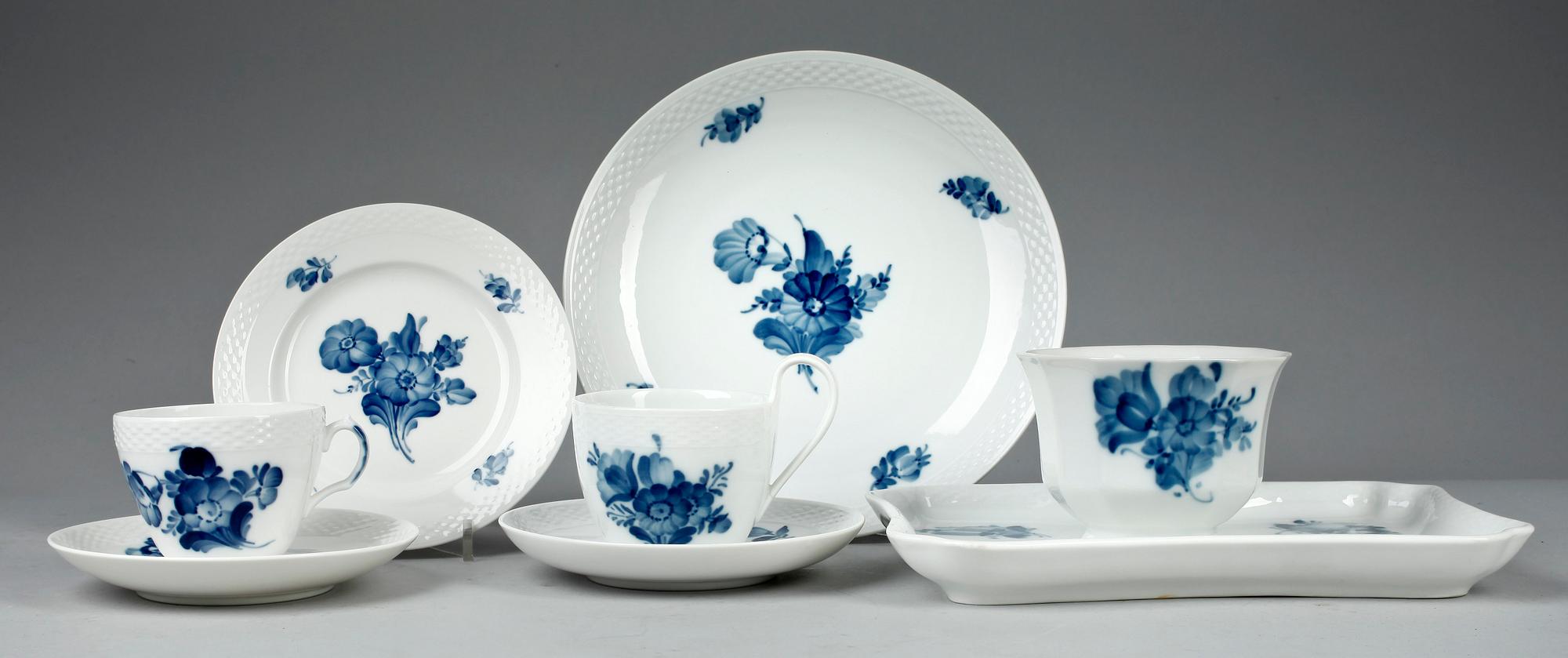 SERVISDELAR, 16 delar, porslin, "Blå blomst", Royal Copenhagen.