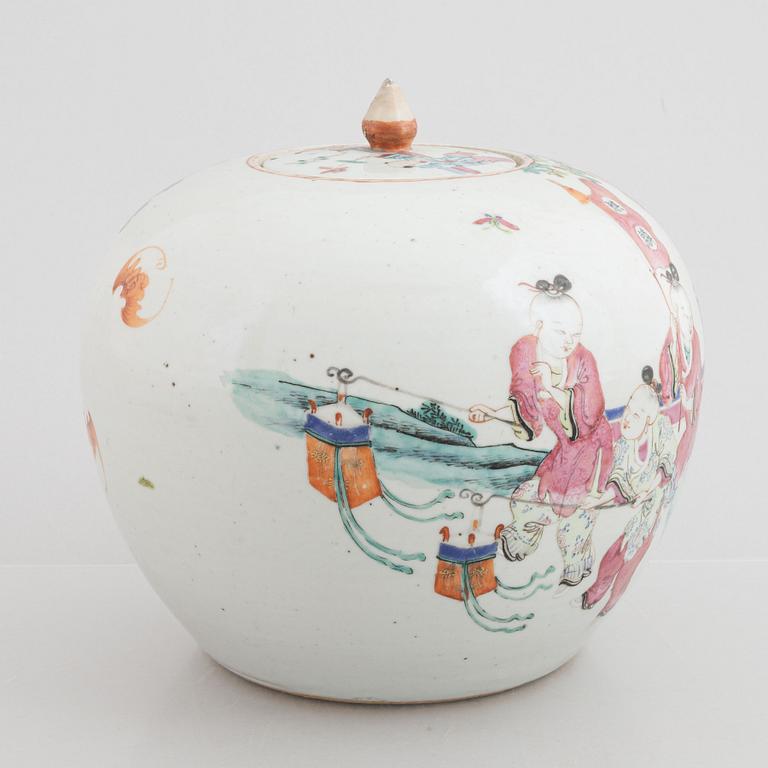 A porcelain pot with lid, Qing dynasty, late 19th century.