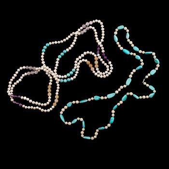HALSBAND, 2 st, sötvattenspärlor, ametister, turkoser och agater.