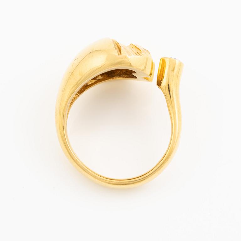 Ring, 18K guld med en rund briljantslipad diamant.