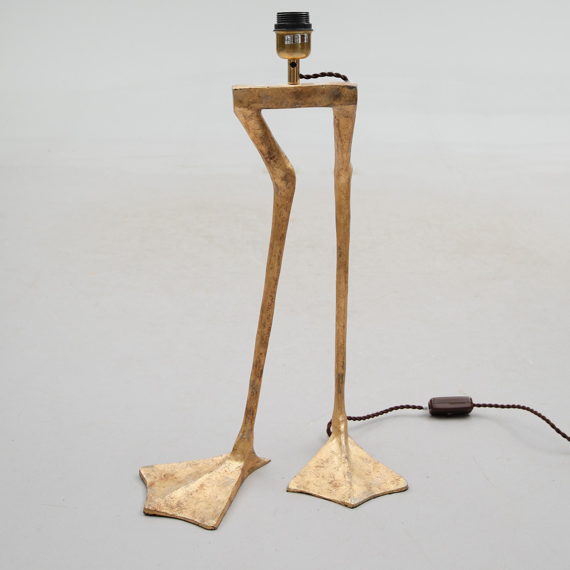 Lamp with duck feet outlet