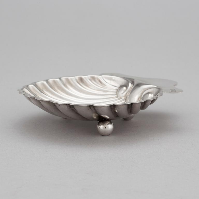 CAVIAR BOWL with caviar knife, silver, G. Jackson, & D. Fullerton, London, 1899. Tot weight of 86 grams.