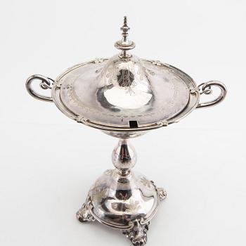 A Swedish 19th century silver sugar bowl mark of Gustaf Möllenborg Stockholm 1872, weight 558 grams.