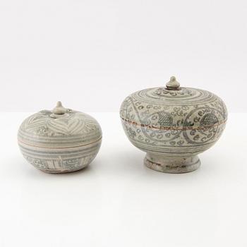 Boxes with lids, 2 pcs Sawankhalok, 14th/15th century porcelain.