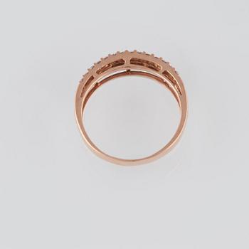 RING, 18K guld med briljant och baguetteslipade diamanter ca 0.14 ct. Vikt 2,6 gram.