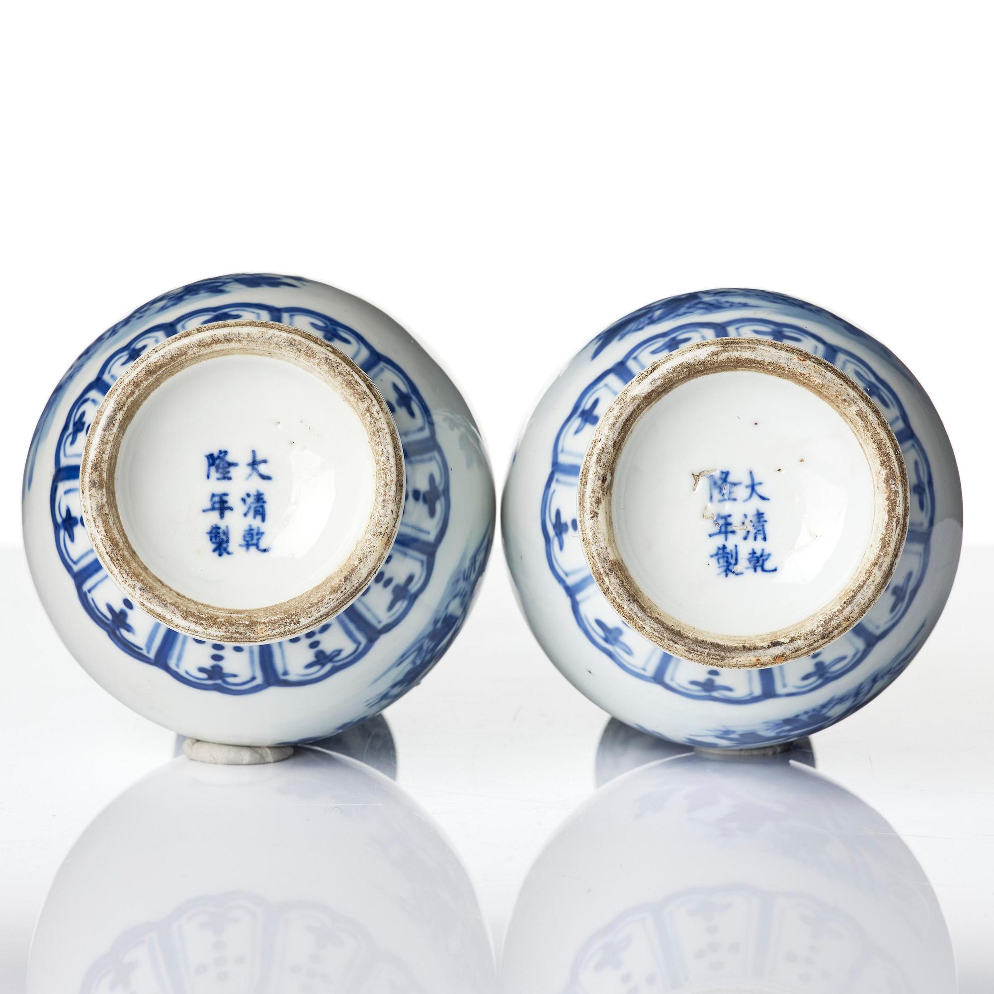 Vaser, ett par, porslin. Qingdynastin, med Guangxus märke och period (1875-1908).