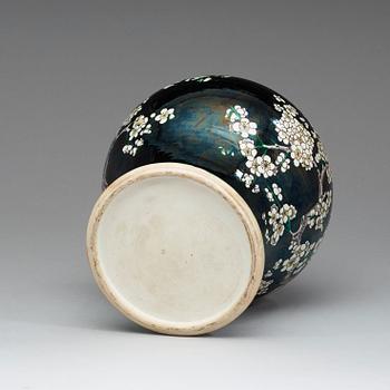 A 'famille noire' jar with cover, late Qing Dynasty (1644-1912).