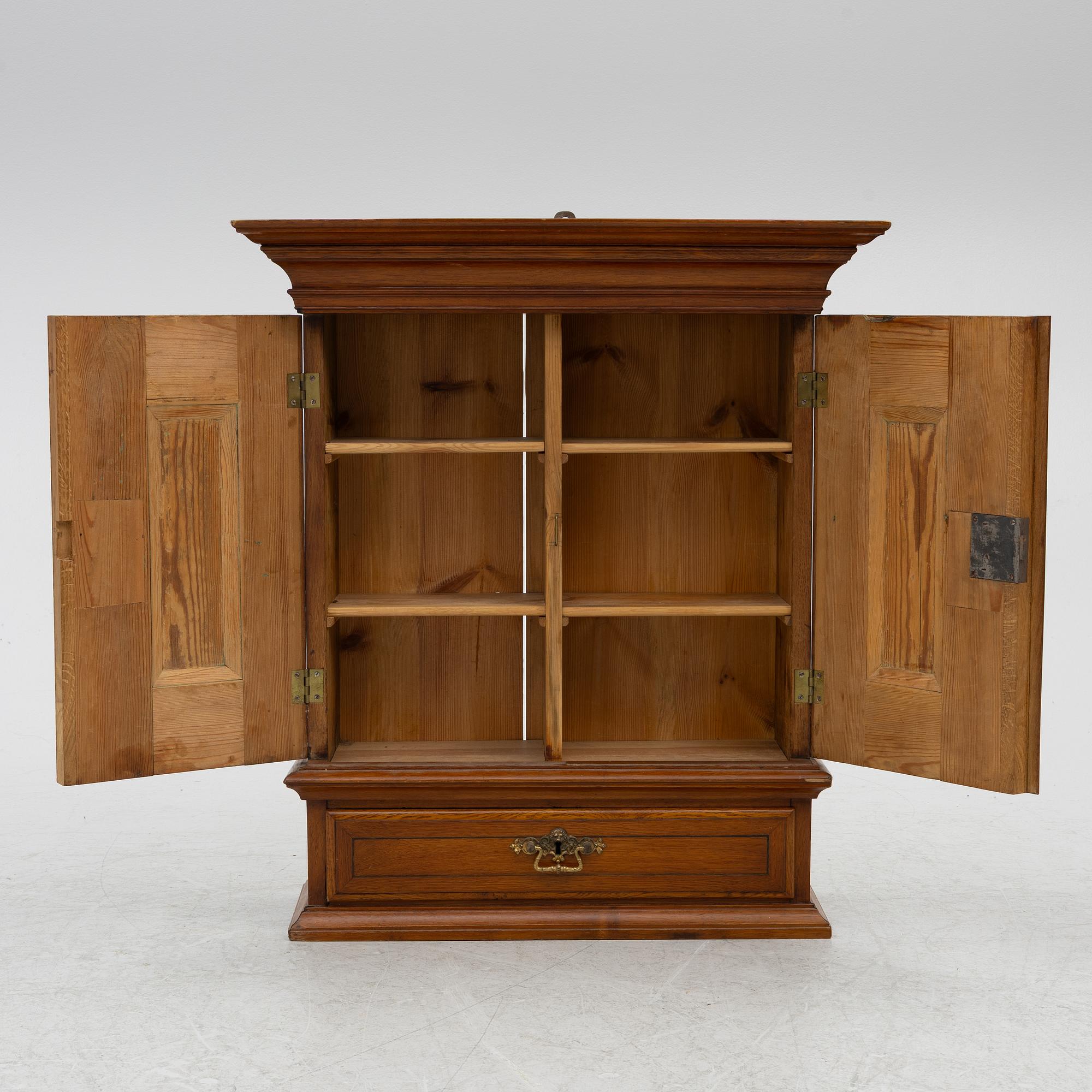 Hängskåp, barockstil, sent 1800-tal med äldre delar.