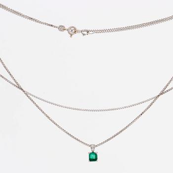 SET och 18K whitegold , emerald and brilliant-cut diamonds, 2 chains, 1 ring and 1 pendant.