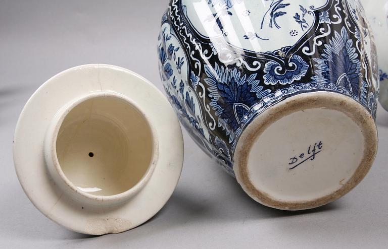 URNA MED LOCK, flintgods, Delft, samt FAT, ett par, porslin, Japan.