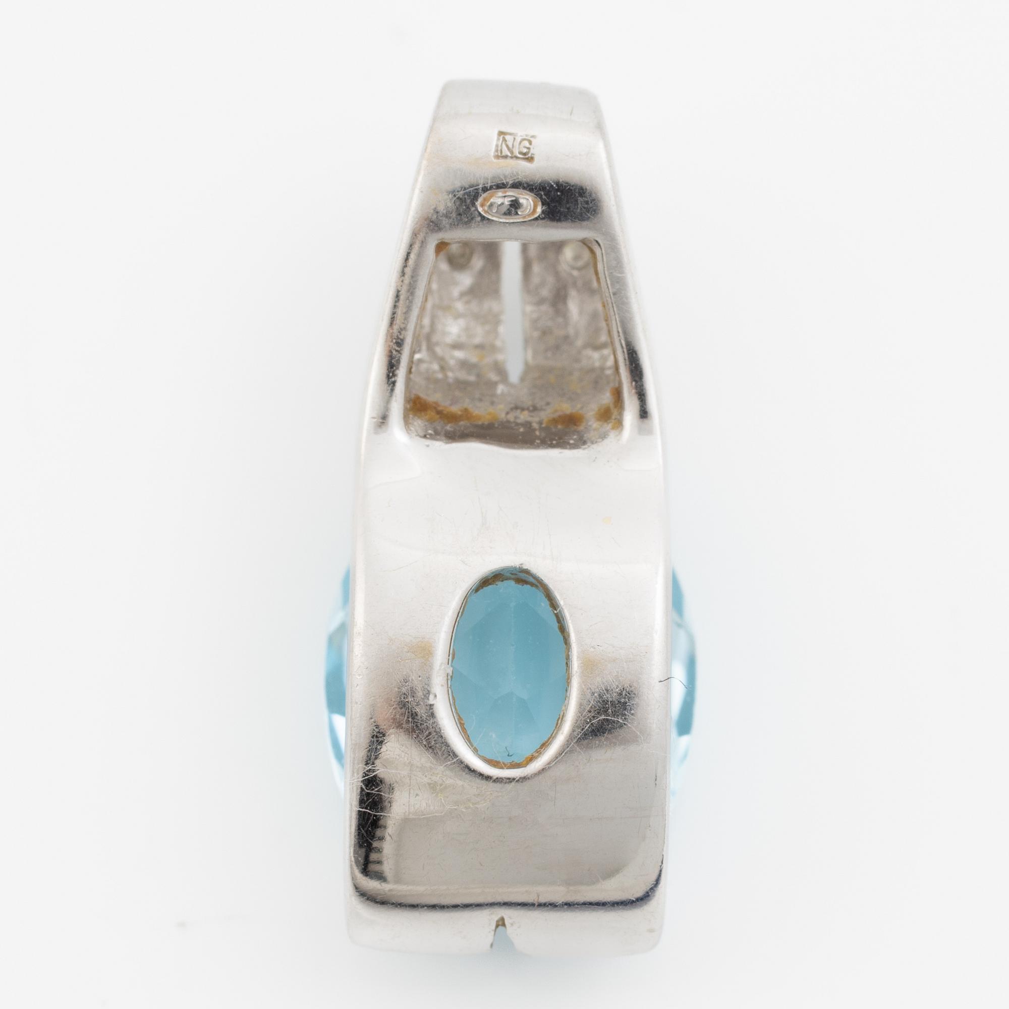 Pendant in 18K gold with a topaz and small diamonds.