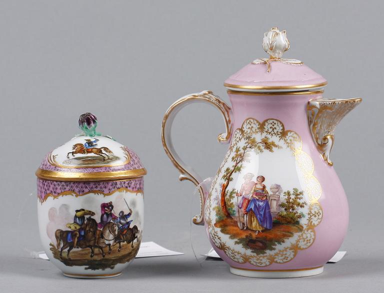 CHOKLADKANNA samt CREMEKOPP, porslin, rokokostil, Meissen, tidigt 1900-tal.