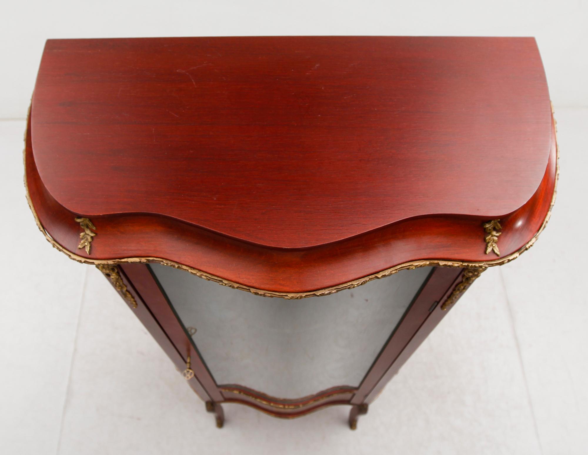 VITRINSKÅP, 1900-talets andra hälft.