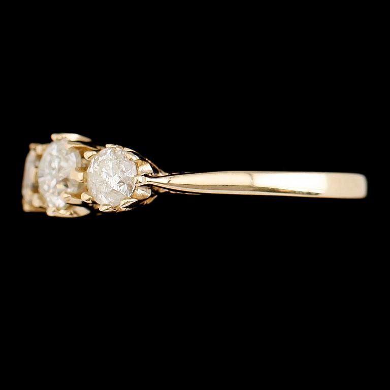RING, 14 k guld, 3 briljantslipade diamanter tot ca 1.05 ct.
