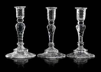 1194. LJUSSTAKAR, tre stycken, glas. England/Irland omkring 1800.