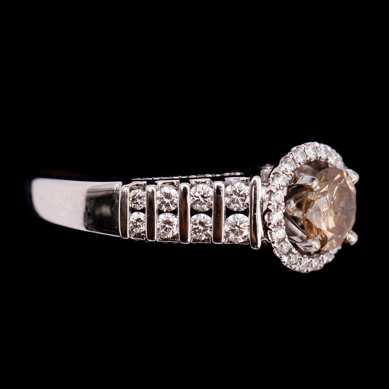 RING, 14 k vitguld, med briljantslipade diamanter tot ca 2.10 ct. Total vikt ca 6,25 gram.