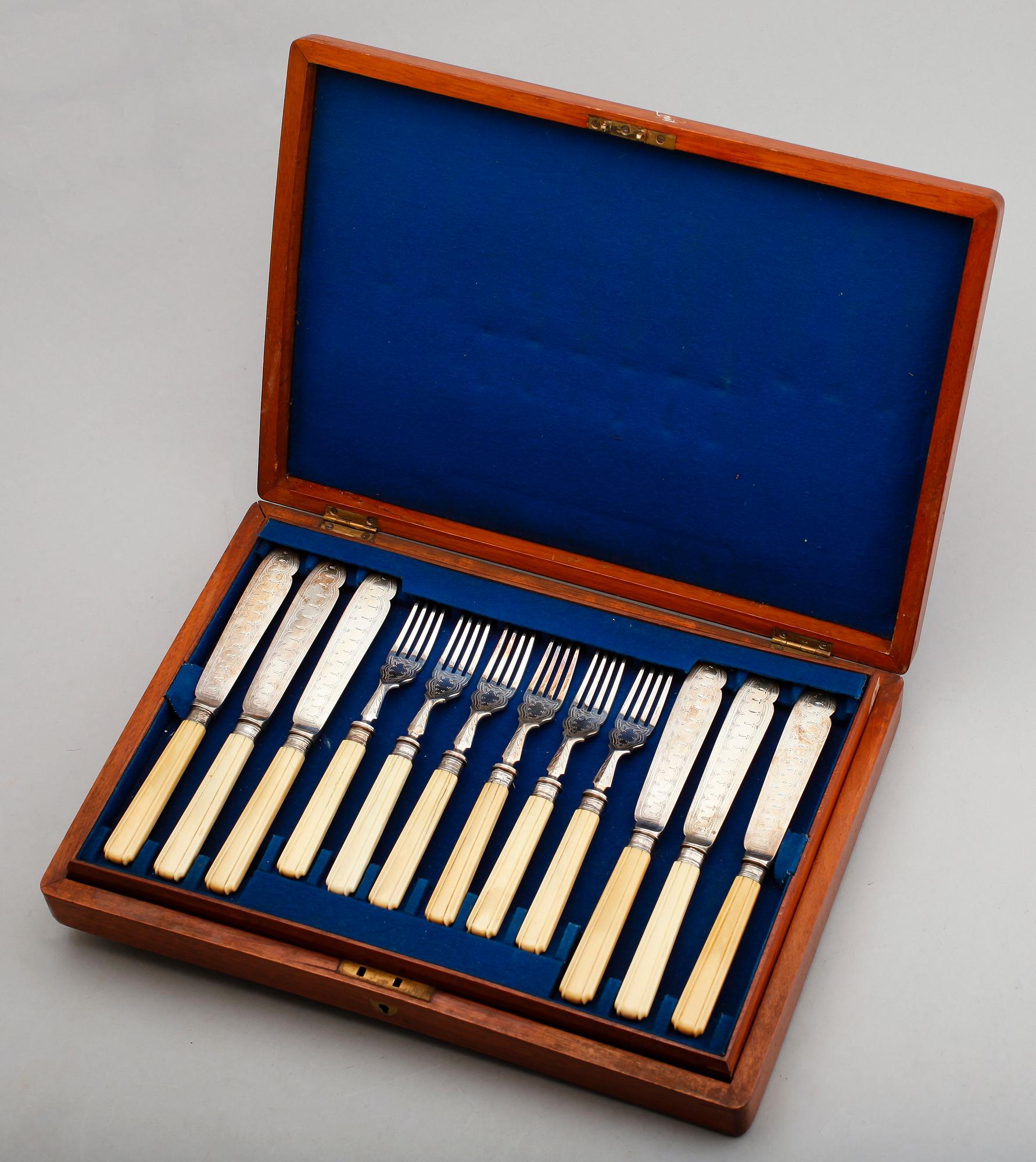 FISKBESTICK, 24 delar, nysilver, England, tidigt 1900-tal.