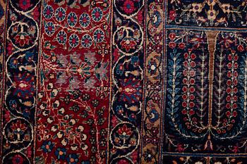 A carpet, an antique/a semi-antique Yezd, ca 557-562 x 366,5-370,5 cm.