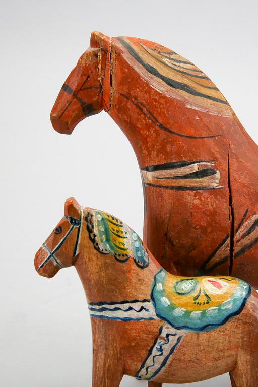 Dalahästar, 2 st, Troligen Nisser-gården Vattnäs, bär påskrift och årtal 1901 samt 1925.