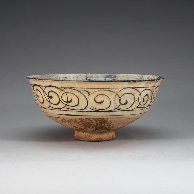 A MAMLUK BOWL, underglaze painted pottery. Diameter 28 cm, height 12,5 cm. Syria 14th century.