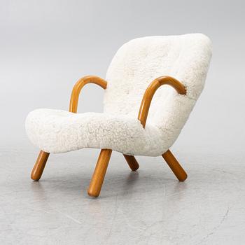 Scandinavian Modern, a "Clam chair", 1940s-50s.