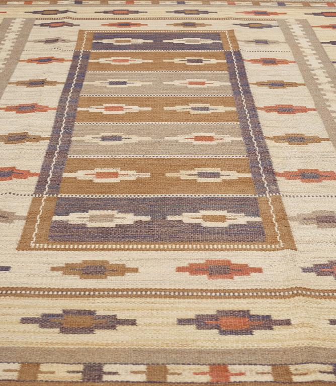 A CARPET, "Ljusa mattan", flat weave, 284,5 x 203,5 cm, signed MMF.