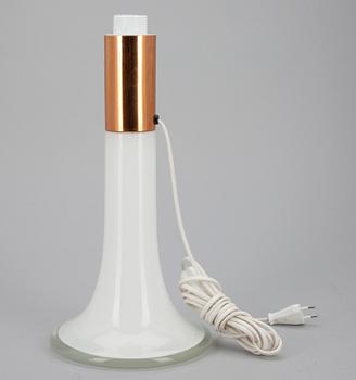 BORDSLAMPA, opalglas samt koppar, design Lisa Johansson-Pape, 1900-talets senare hälft.