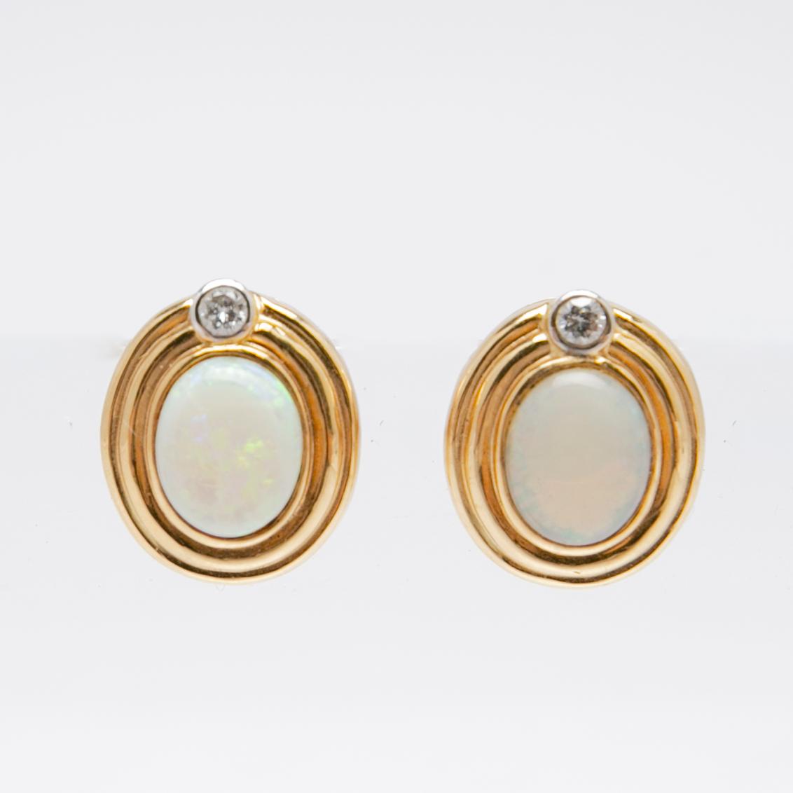 Earrings, 18k gold with opals and brilliant-cut diamonds.