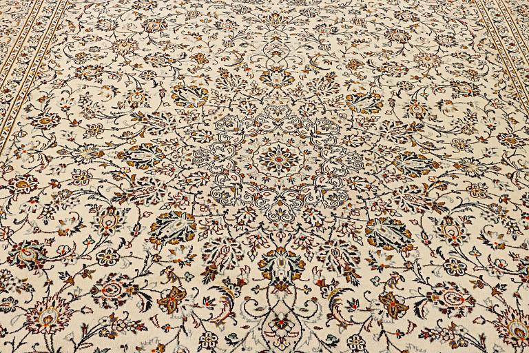 A Kashan carpet c. 405 x 295 cm.