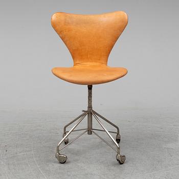 ARNE JACOBSEN, "Sjuan", Fritz Hansen.