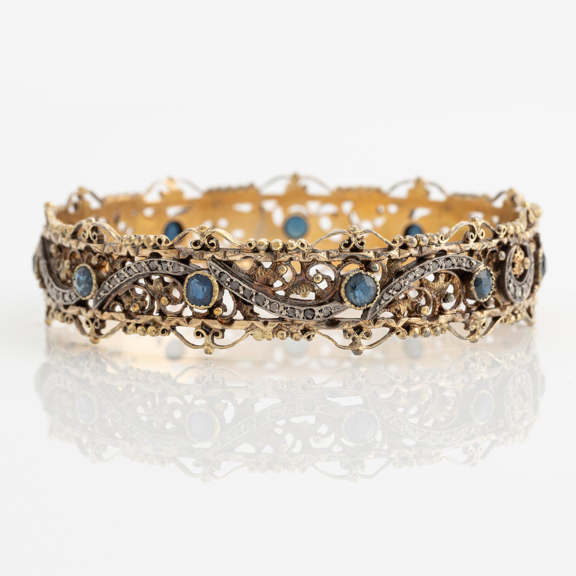 Armring 18K guld och silver med rosenslipade diamanter och blå stenar, möjligen safirer.