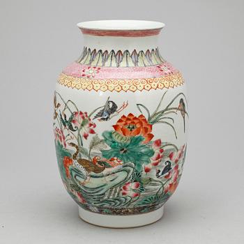 VAS, porslin, Kina, 1900-tal.