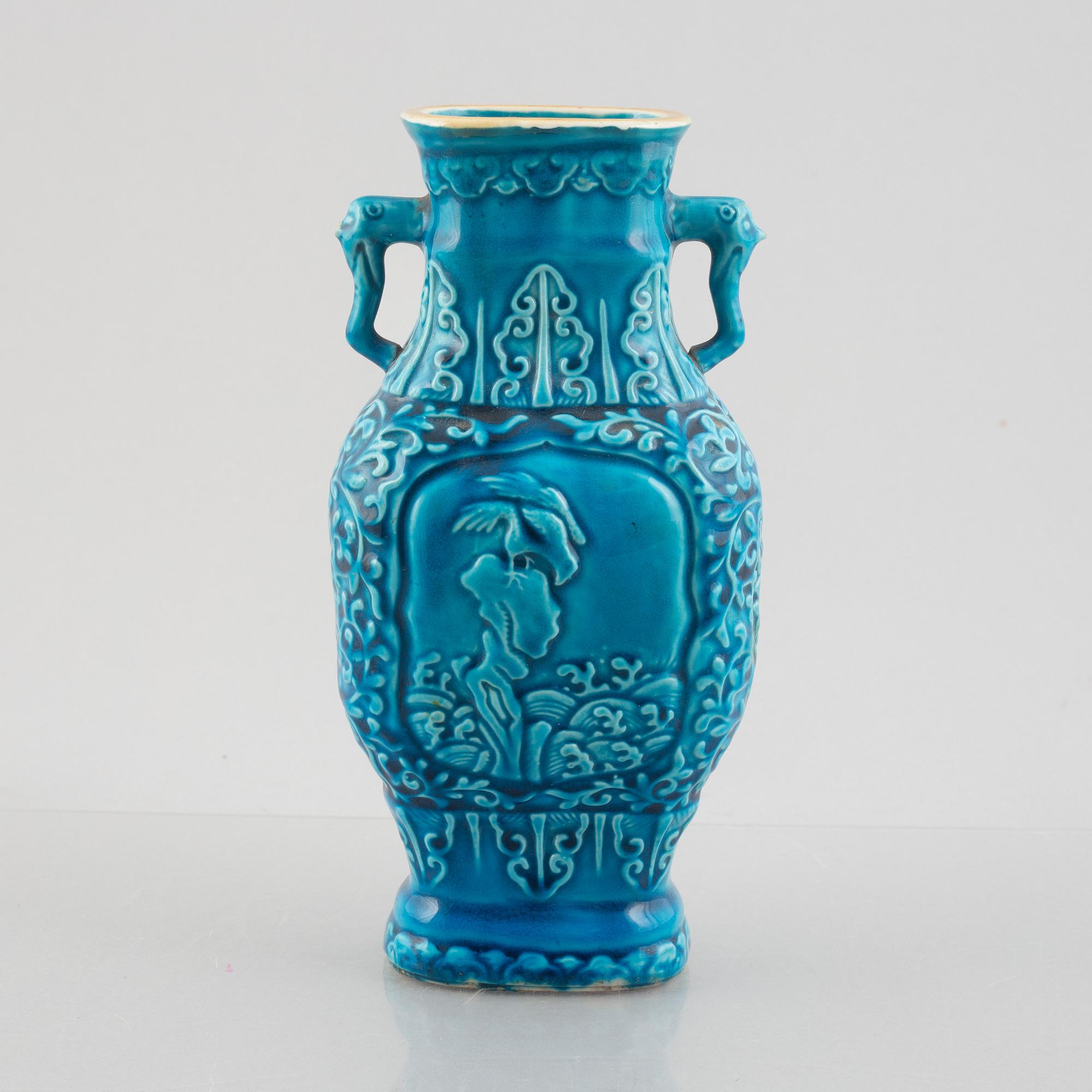 A Chinese turquoise glazed porcelain vase, late Qing dynasty / early 20th century.