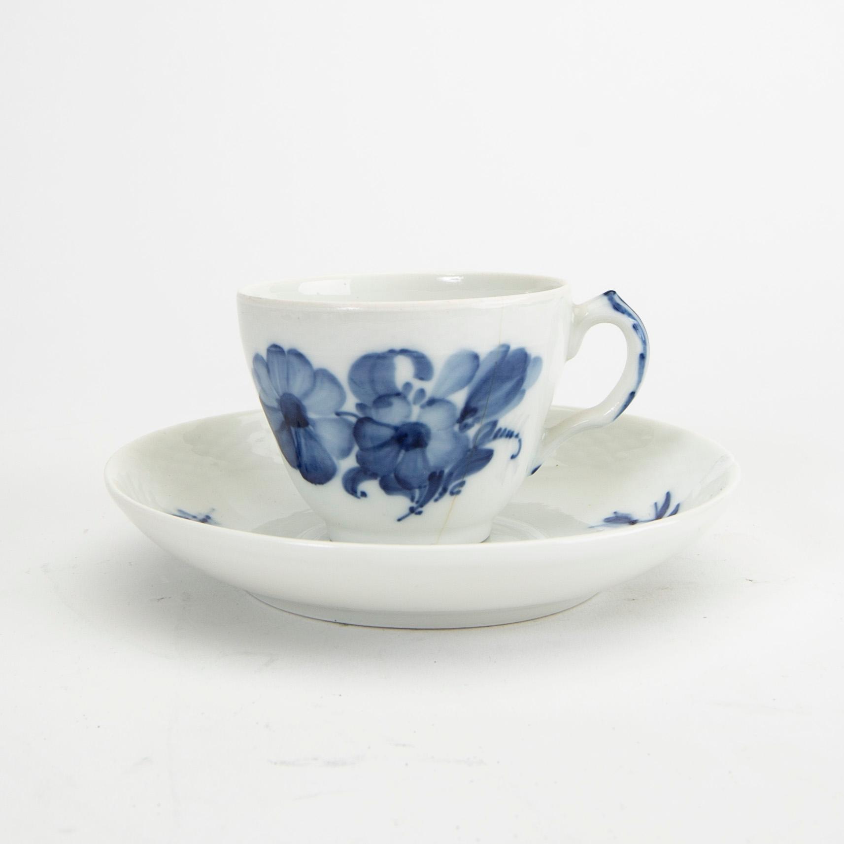 Service "Blå blomst" 74 dl Royal Copenhagen Denmark 1900s porcelain.