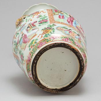 A famille rose vase, Canton, Qing dynasty, late 19th century.