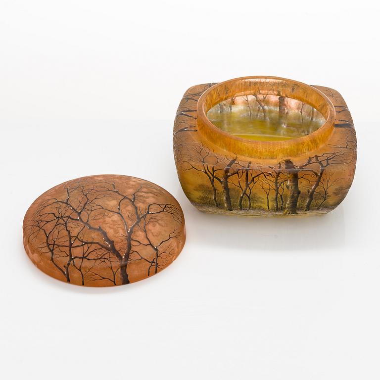 An early 20th-century French glass bonbonnière by Daum Nancy.
