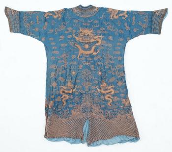 ROBE, silk. Height 123 cm. China around 1900.
