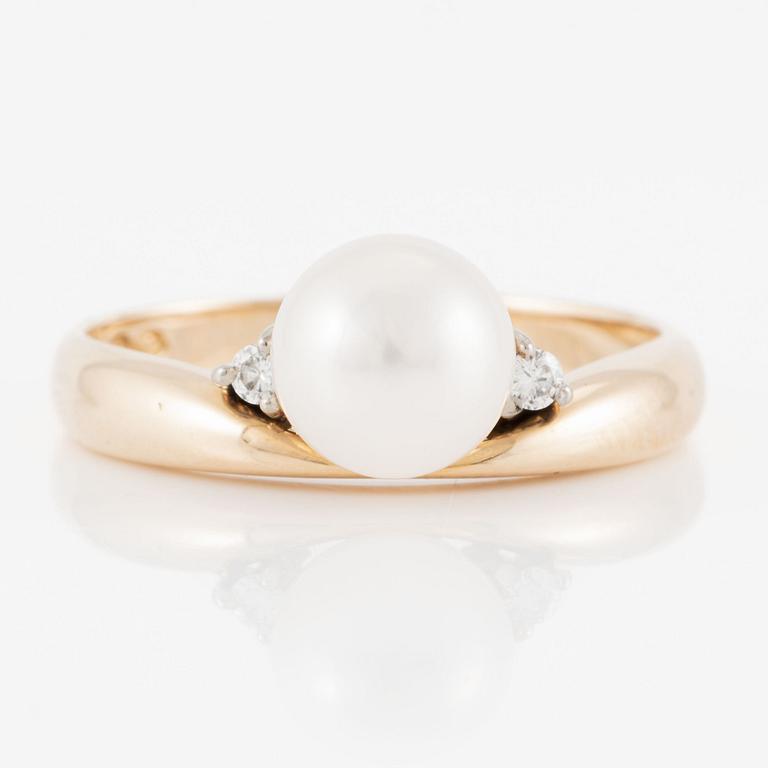 Ring in 14K gold with an Akoya pearl and brilliant-cut diamonds.