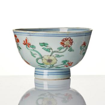 A set of two famille verte bowls and a dish, Qing dynasty, early Kangxi (1662-1722).