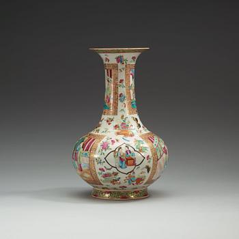 A Canton vase, Qing dynasty, 19th Century.