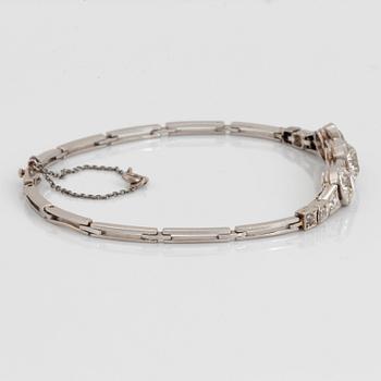 Armband platina med tre gammalslipade diamanter total vikt ca 3.25 ct.
