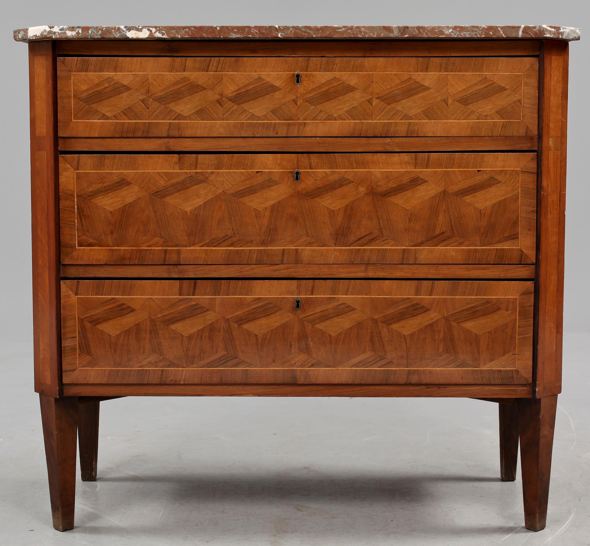 BYRÅ, sengustaviansk stil, tidigt 1900-tal.