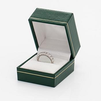 Sormus, 14K valkokultaa, timantteja n. 0.66 ct yht. Suomalaiset tuontileimat 1987.