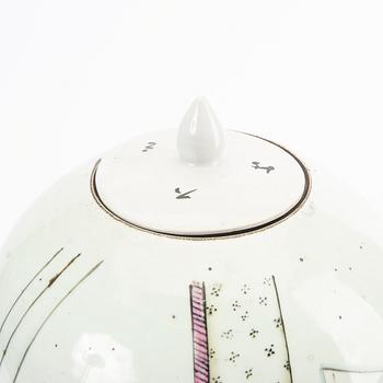 A Chinese porcelain jar with cover, 20th Century.