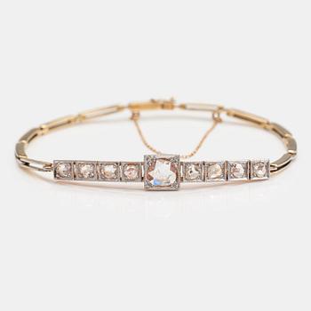 A 14K gold bracelet with rose-cut diamonds ca. 1.57 ct in total.