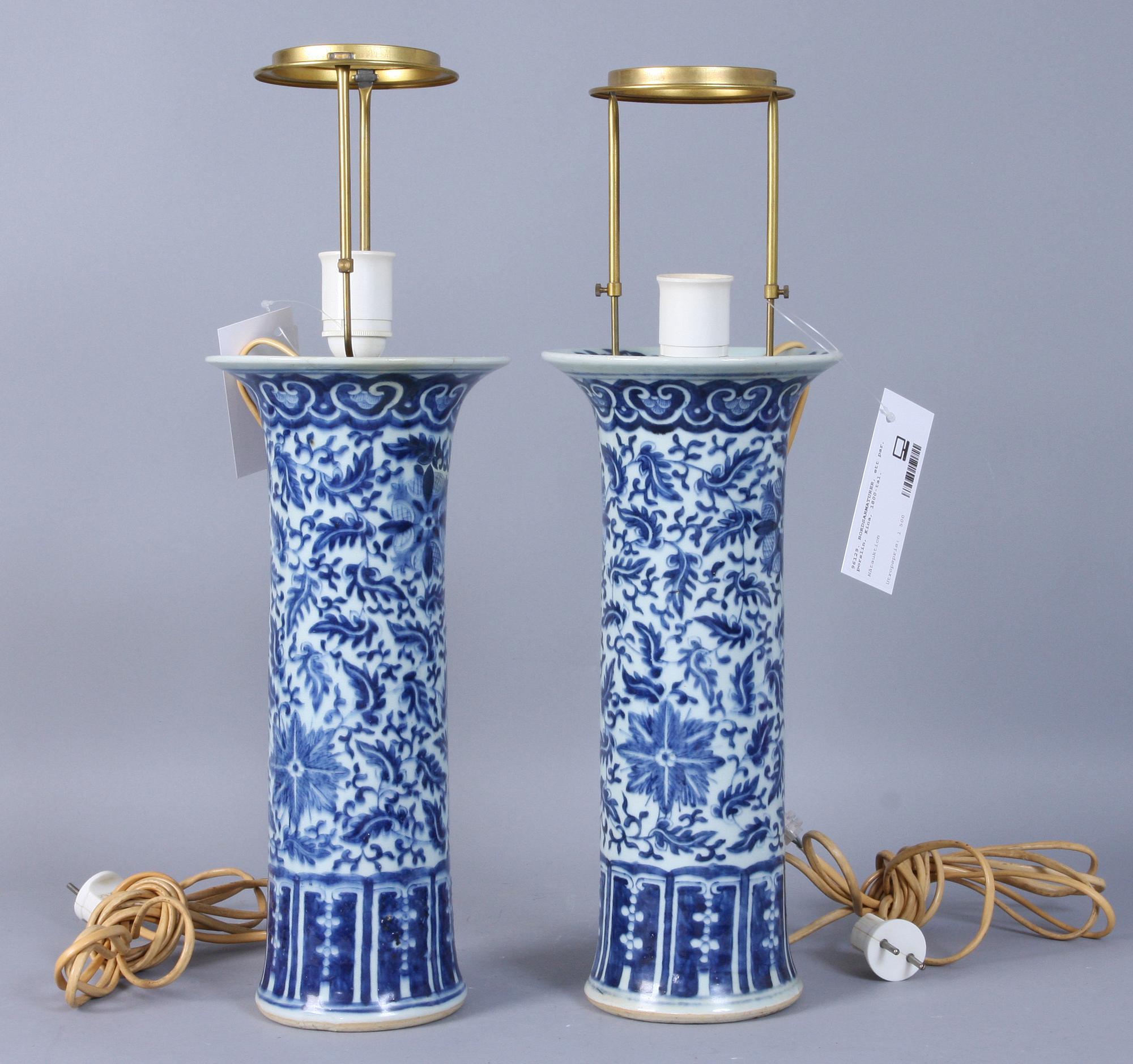 BORDSARMATURER, ett par, porslin, Kina, 1800-tal.