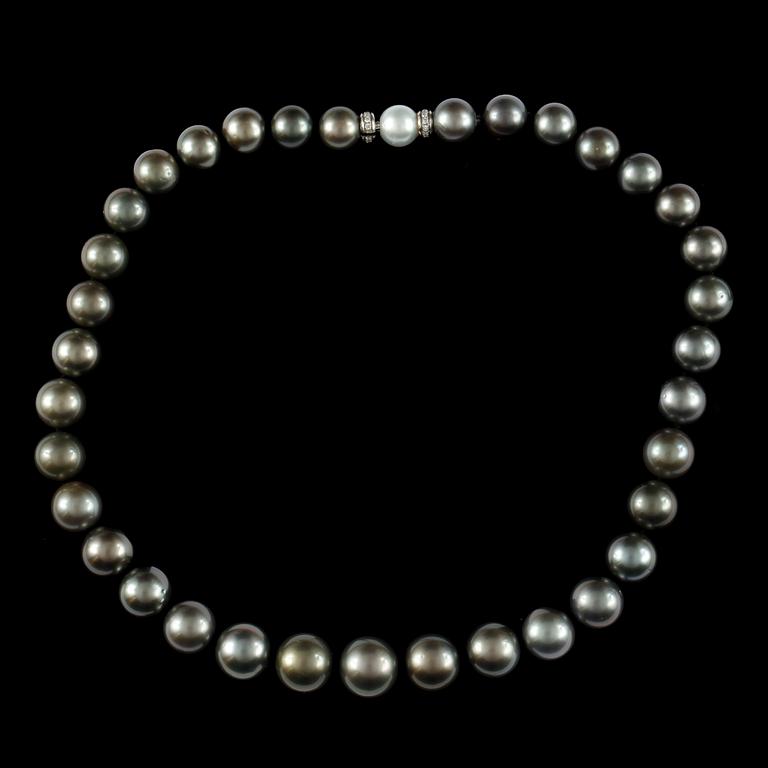 COLLIER, tahitipärlor med lås i vitguld och briljantslipade diamanter.
