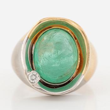 Ring in 18K gold and white gold with a cabochon-cut emerald and a brilliant-cut diamond.