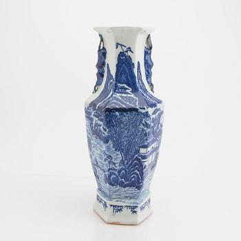 A Chinese 19th/20th century porcelain vase.