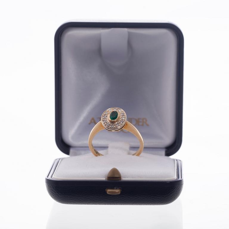 RING, 18K guld, smaragd, briljantslipade diamanter. 1992. Vikt ca 3,9 g.